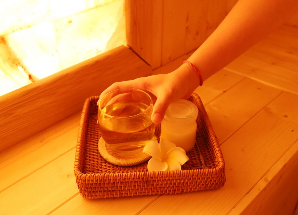 Trà nước được phục vụ trong quá trình xông hơi khô tại AN's Spa