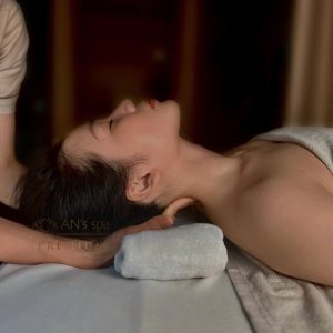 Massage cổ vai gáy